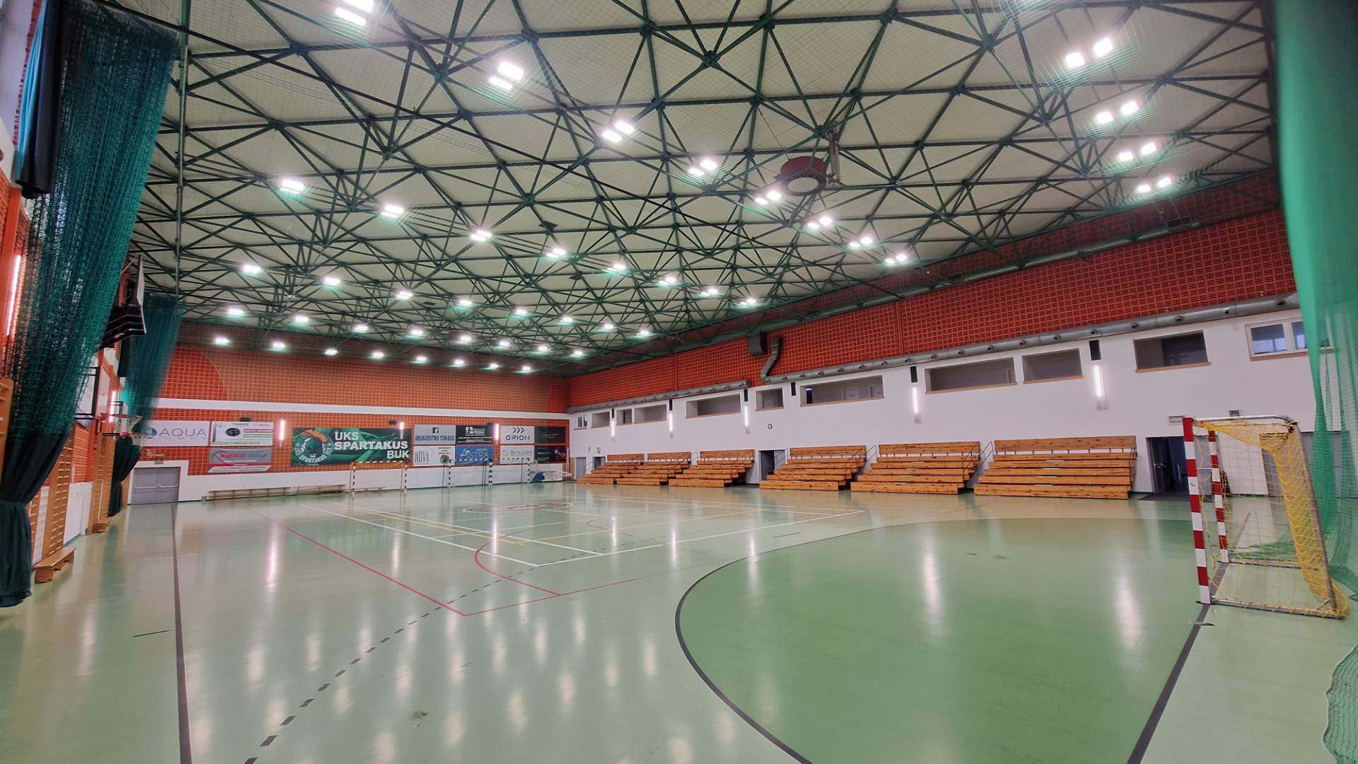HALA WIDOWISKOWO - SPORTOWA W BUKU